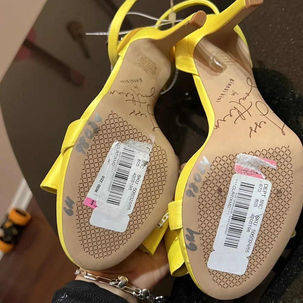 Women shoes - Picture 3 of 3